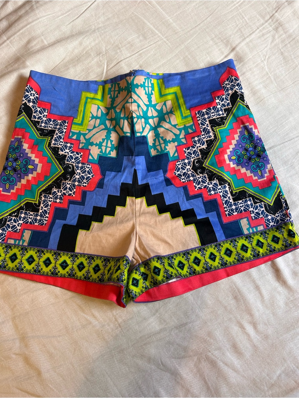 Flying Tomato Women's Shorts L Boho Vibrant Geometric Southwestern Aztec Festive